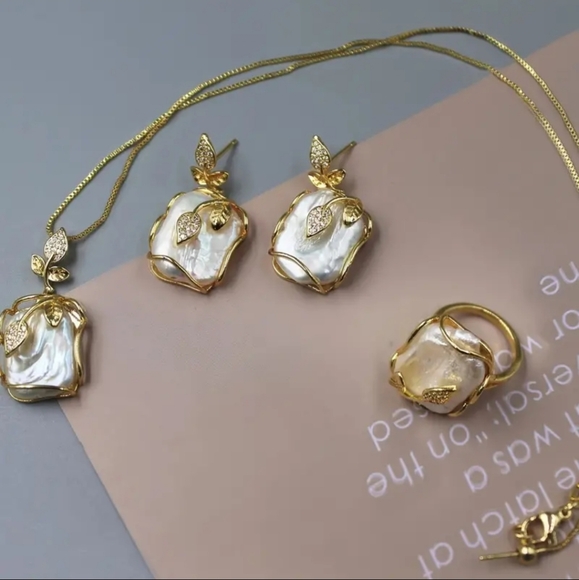 Handcrafted Artistic Natural Freshwater Baroque Pearl Set. - Picture 2 of 8